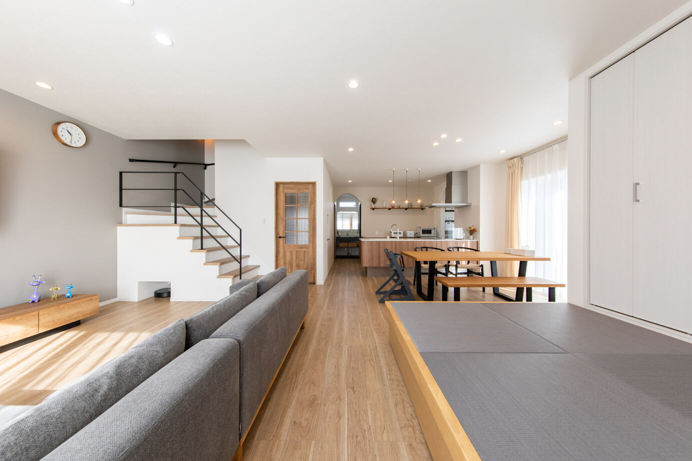 昭和ハウジング泉州・パナソニックビルダーズグループ 【岸和田市】木目が映える、北欧風のおしゃれな住まいの建築実例画像2