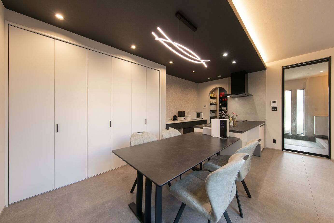 昭和ハウジング泉州・パナソニックビルダーズグループ 【岸和田市】シックなデザインと機能性。収納力と家事ラク動線で、暮らしにゆとりを生む家の建築実例画像