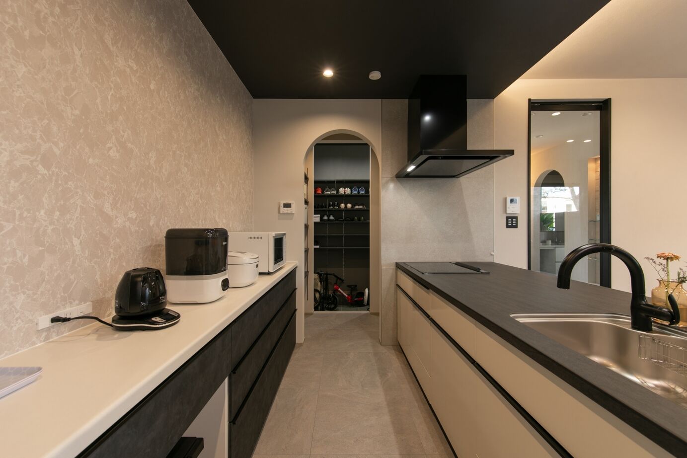 昭和ハウジング泉州・パナソニックビルダーズグループ 【岸和田市】シックなデザインと機能性。収納力と家事ラク動線で、暮らしにゆとりを生む家の建築実例画像4