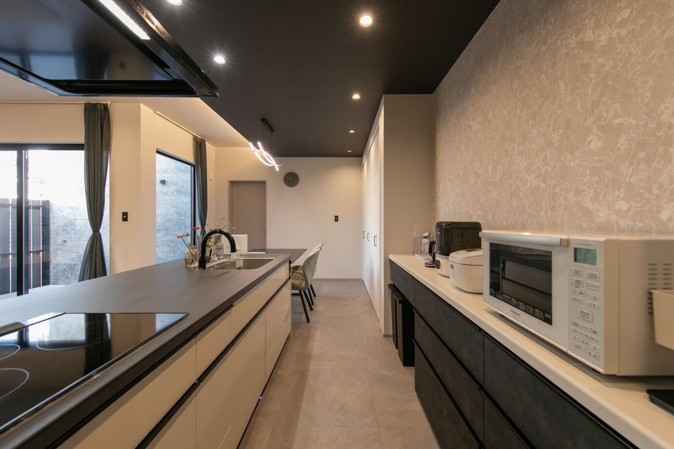 昭和ハウジング泉州・パナソニックビルダーズグループ 【岸和田市】シックなデザインと機能性。収納力と家事ラク動線で、暮らしにゆとりを生む家の建築実例画像5