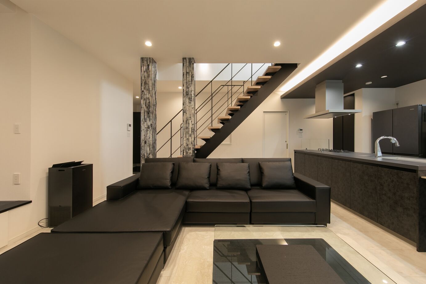 昭和ハウジング泉州・パナソニックビルダーズグループ 【貝塚市】趣味の釣り道具を賢く収納。ブラックと木目が映える、ホテルライクなモダン住宅の建築実例画像1