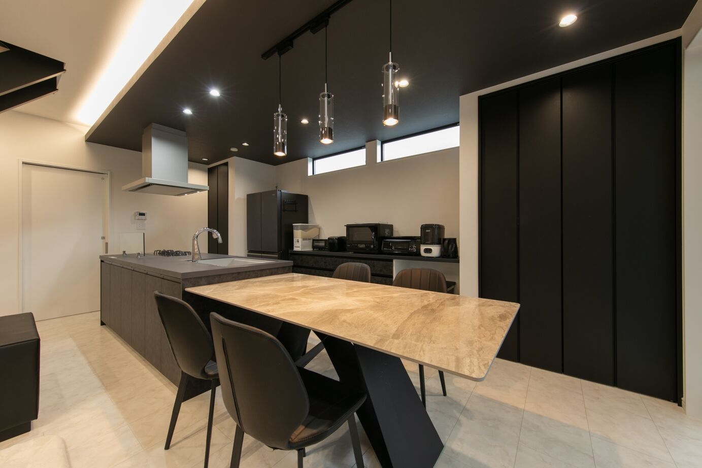 昭和ハウジング泉州・パナソニックビルダーズグループ 【貝塚市】趣味の釣り道具を賢く収納。ブラックと木目が映える、ホテルライクなモダン住宅の建築実例画像2