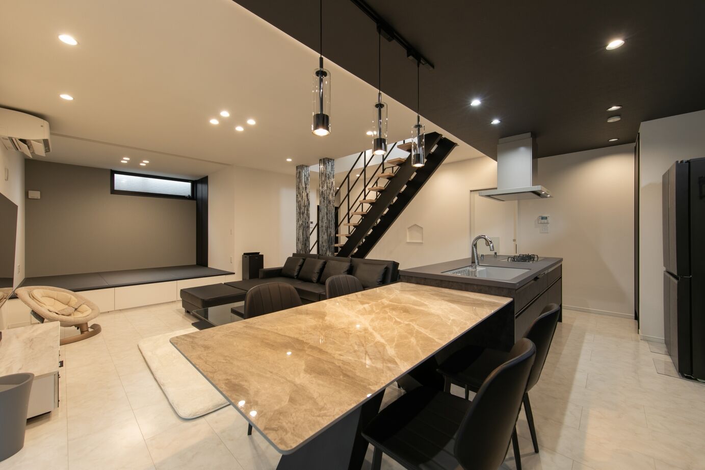 昭和ハウジング泉州・パナソニックビルダーズグループ 【貝塚市】趣味の釣り道具を賢く収納。ブラックと木目が映える、ホテルライクなモダン住宅の建築実例画像3