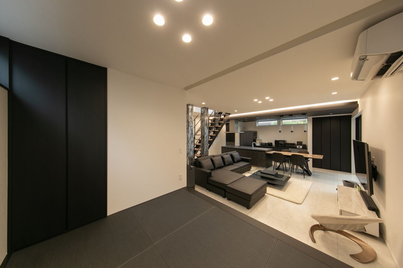 昭和ハウジング泉州・パナソニックビルダーズグループ 【貝塚市】趣味の釣り道具を賢く収納。ブラックと木目が映える、ホテルライクなモダン住宅の建築実例画像5