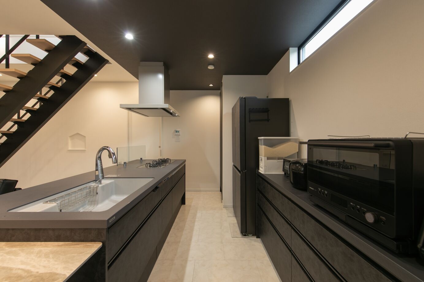 昭和ハウジング泉州・パナソニックビルダーズグループ 【貝塚市】趣味の釣り道具を賢く収納。ブラックと木目が映える、ホテルライクなモダン住宅の建築実例画像6