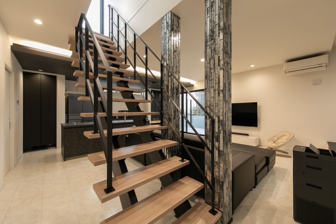 昭和ハウジング泉州・パナソニックビルダーズグループ 【貝塚市】趣味の釣り道具を賢く収納。ブラックと木目が映える、ホテルライクなモダン住宅の建築実例画像7