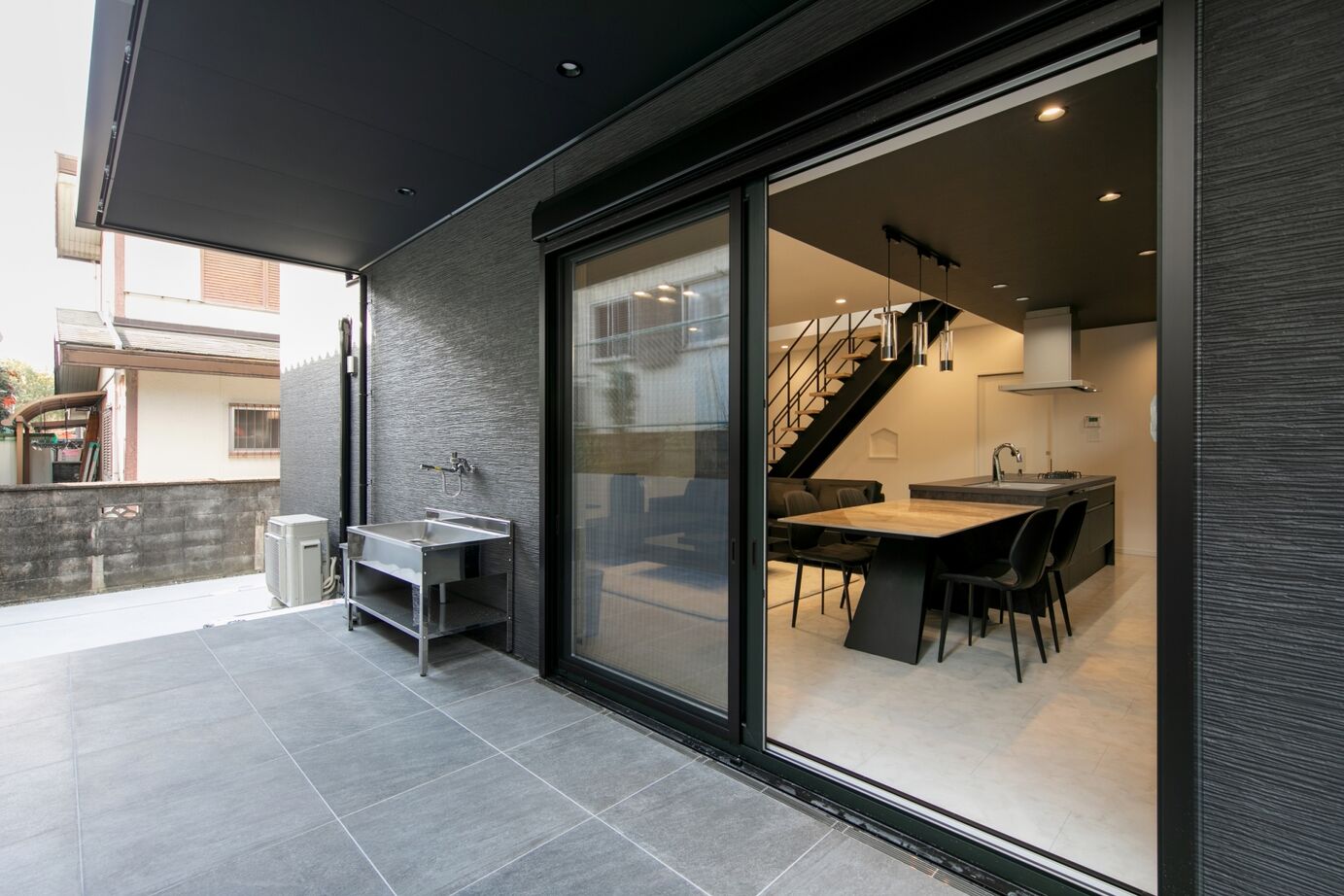 昭和ハウジング泉州・パナソニックビルダーズグループ 【貝塚市】趣味の釣り道具を賢く収納。ブラックと木目が映える、ホテルライクなモダン住宅の建築実例画像8