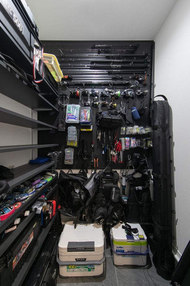 昭和ハウジング泉州・パナソニックビルダーズグループ 【貝塚市】趣味の釣り道具を賢く収納。ブラックと木目が映える、ホテルライクなモダン住宅の建築実例画像9