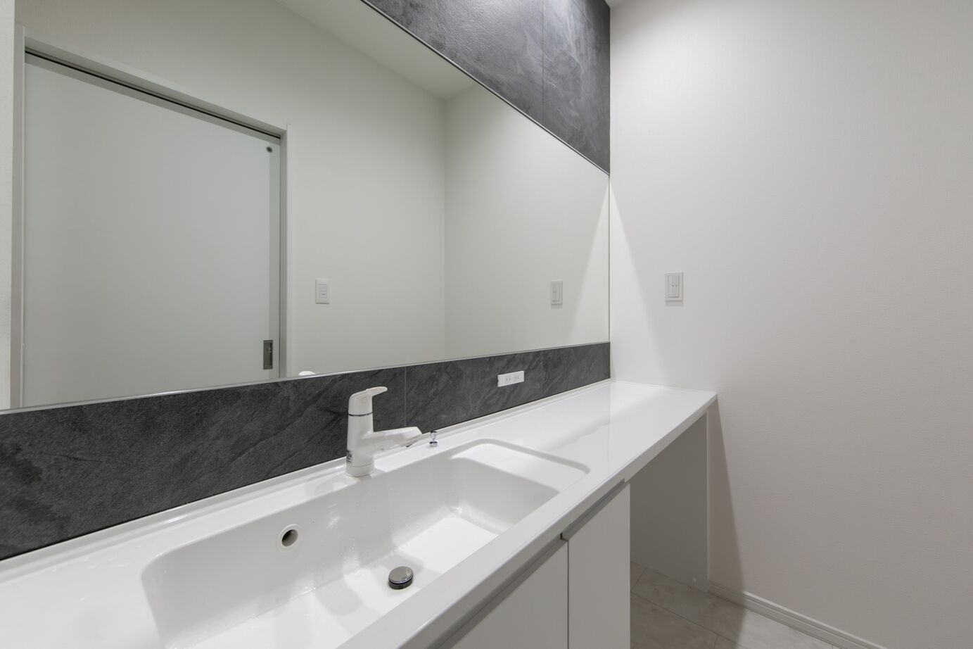 昭和ハウジング泉州・パナソニックビルダーズグループ 【貝塚市】趣味の釣り道具を賢く収納。ブラックと木目が映える、ホテルライクなモダン住宅の建築実例画像10