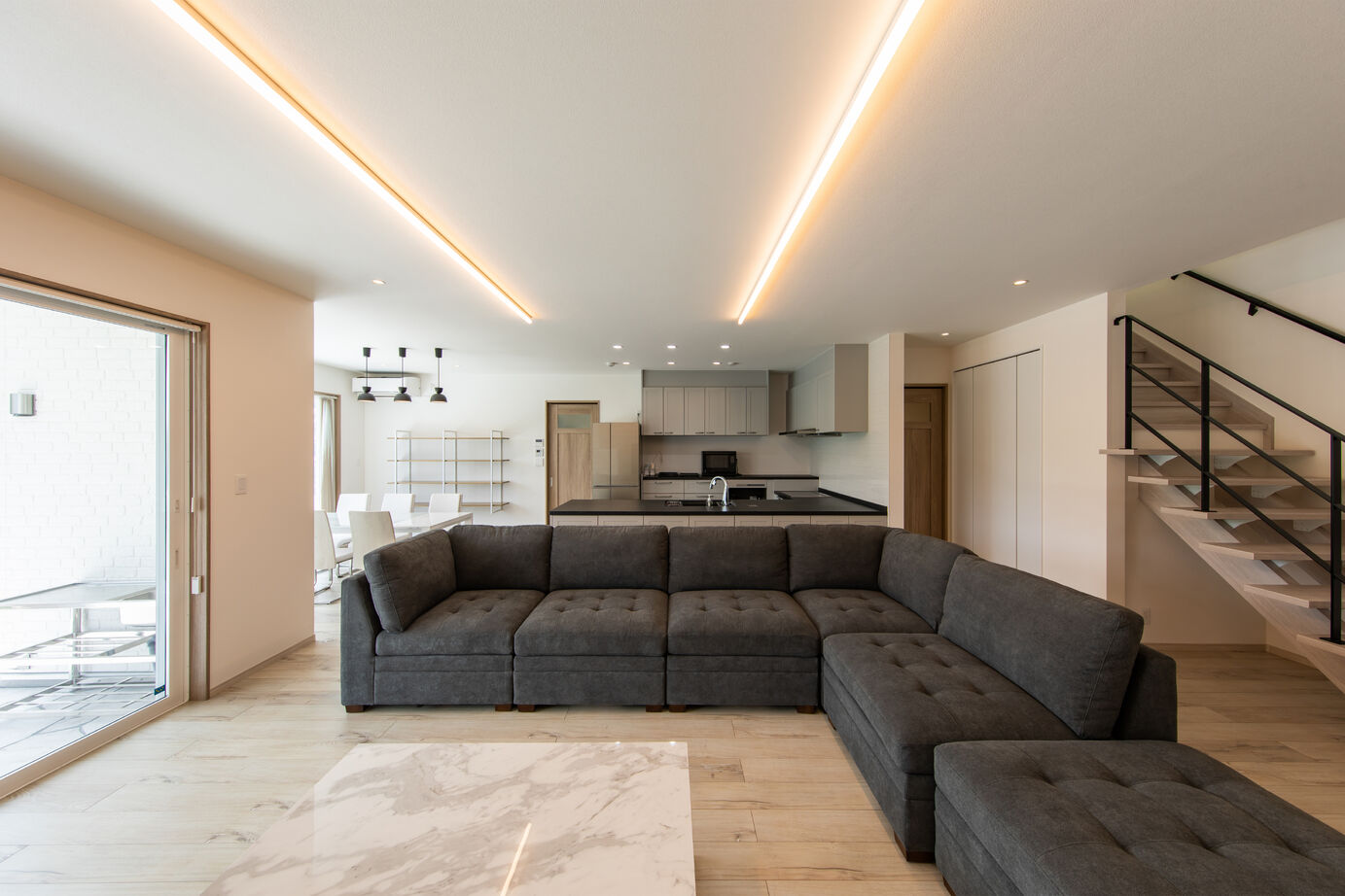 昭和ハウジング泉州・パナソニックビルダーズグループ 【貝塚市】片付けやすさとデザイン性を両立した、料理も会話も楽しめる、キッチンが中心の暮らしの建築実例画像1