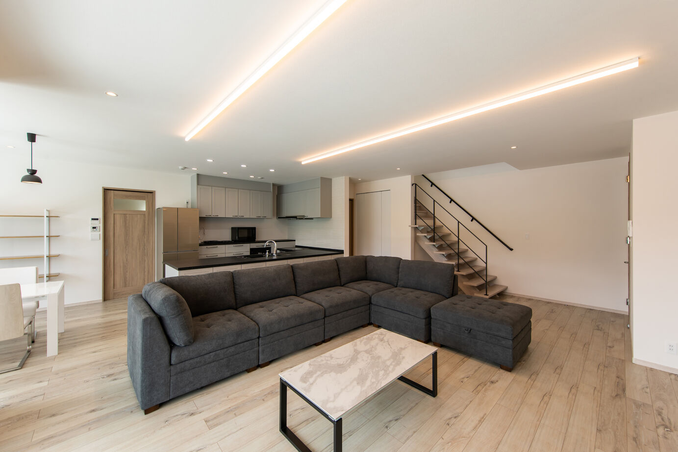 昭和ハウジング泉州・パナソニックビルダーズグループ 【貝塚市】片付けやすさとデザイン性を両立した、料理も会話も楽しめる、キッチンが中心の暮らしの建築実例画像2