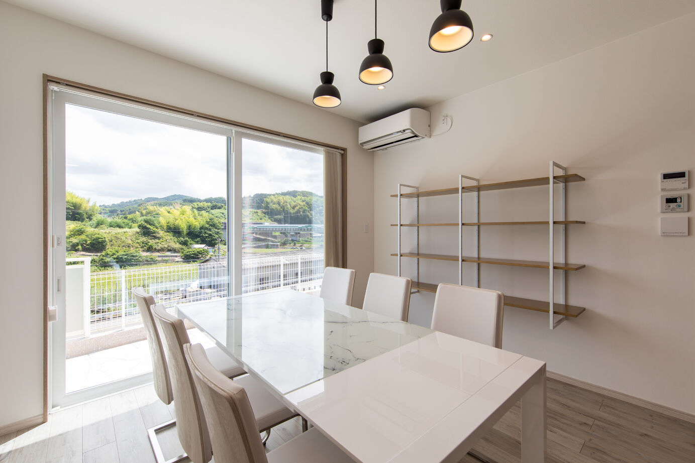 昭和ハウジング泉州・パナソニックビルダーズグループ 【貝塚市】片付けやすさとデザイン性を両立した、料理も会話も楽しめる、キッチンが中心の暮らしの建築実例画像9