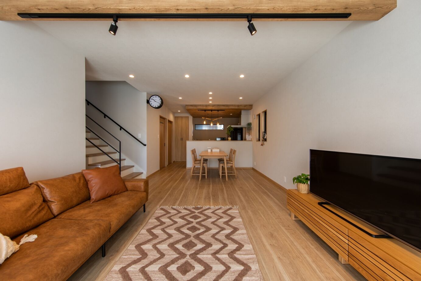 昭和ハウジング泉州・パナソニックビルダーズグループ 【貝塚市】「自然素材とモダンデザインが調和する。収納と動線にこだわった、毎日が快適になる住まいの建築実例画像