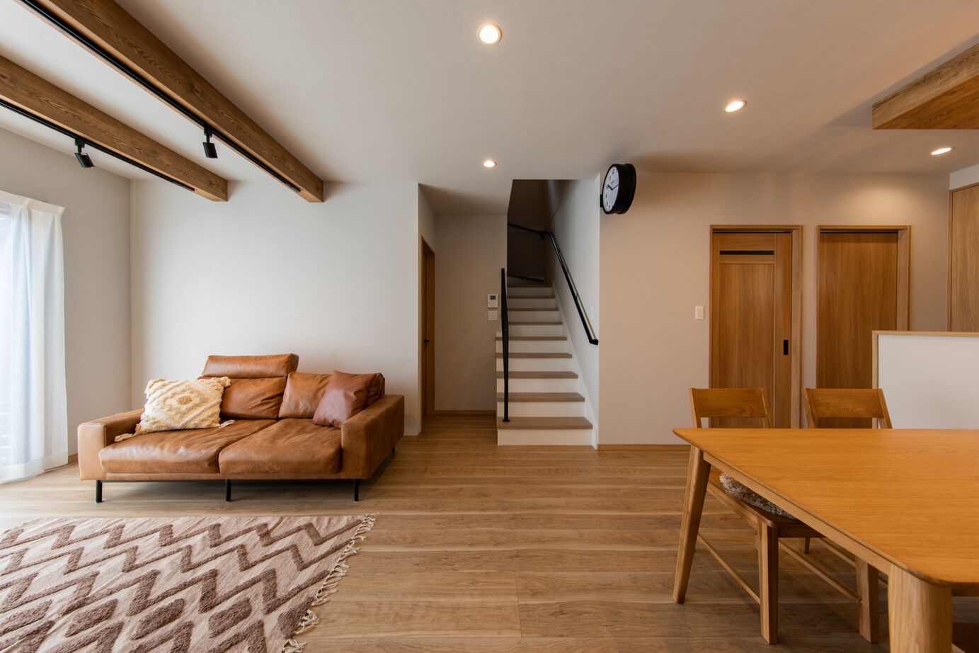 昭和ハウジング泉州・パナソニックビルダーズグループ 【貝塚市】「自然素材とモダンデザインが調和する。収納と動線にこだわった、毎日が快適になる住まいの建築実例画像4