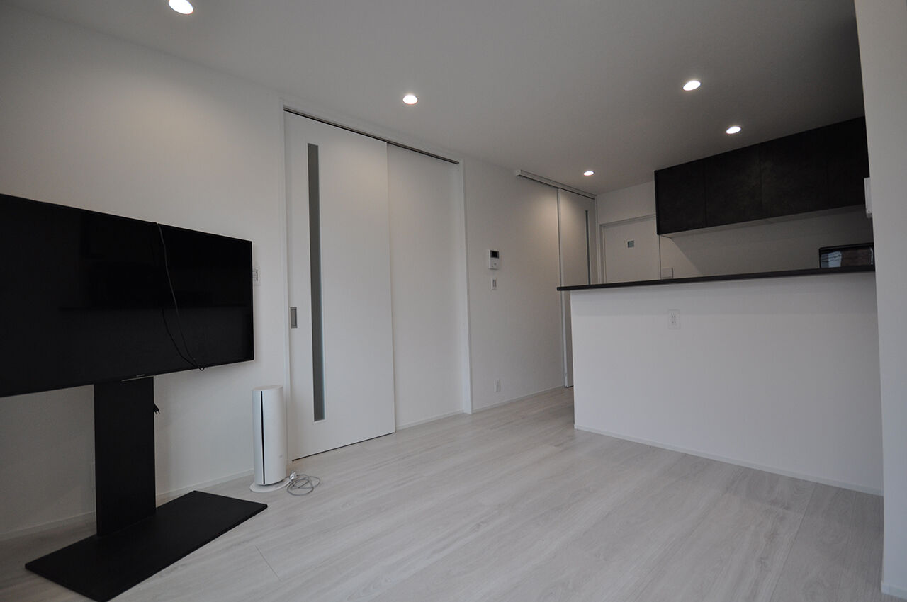 伊東工務店 【2000万円台/ビルトインガレージ/3階建て/変形地】13坪の狭小地に建つ子育て家族の住まいの建築実例画像2