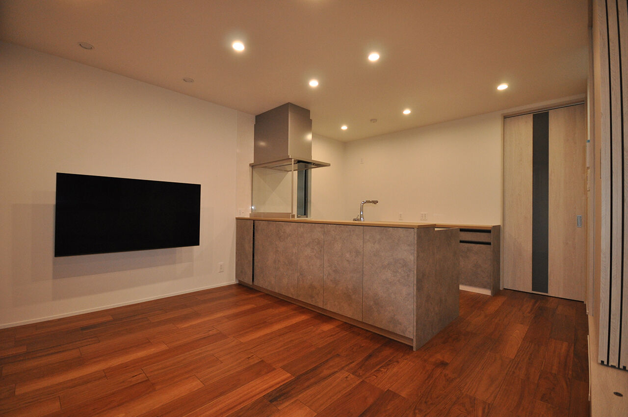 伊東工務店 【2000万円台/二世帯/駐車場2台/3.0間間口】一緒に暮らす家族のプライバシーも考えた3階建て風の家の建築実例画像2