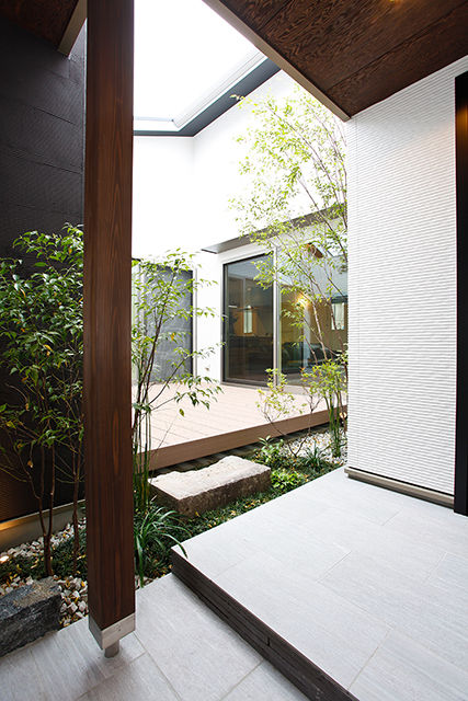 コンフォートハウス長崎支店 【平屋/中庭/ビルトインガレージ】心穏やかな静寂へと誘う、平屋の邸宅の建築実例画像2