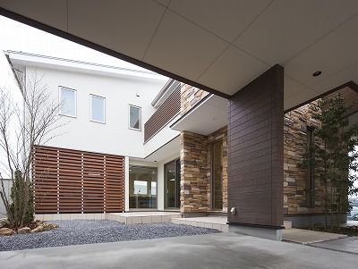 野口建設 【間取り図あり】吹き抜けを見下ろせる大空間が家族を繋ぎ、毎日の暮らしや心にゆとりをもたらす住まいの建築実例画像2