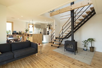 野口建設 吹き抜けと大開口に視線が抜け、抜群の開放感を感じるリビング。断熱性能の高さで一年中快適の住まいの建築実例画像2