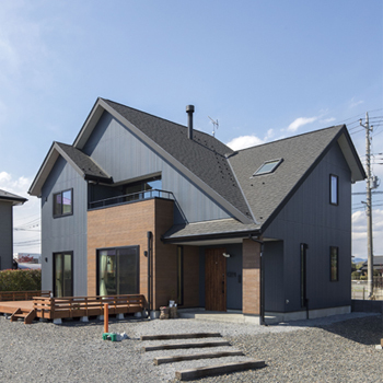 野口建設 吹き抜けと大開口に視線が抜け、抜群の開放感を感じるリビング。断熱性能の高さで一年中快適の住まいの建築実例画像3