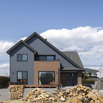 野口建設 吹き抜けと大開口に視線が抜け、抜群の開放感を感じるリビング。断熱性能の高さで一年中快適の住まいの建築実例画像4