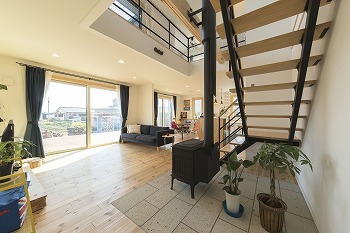 野口建設 吹き抜けと大開口に視線が抜け、抜群の開放感を感じるリビング。断熱性能の高さで一年中快適の住まいの建築実例画像5