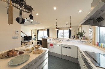 野口建設 吹き抜けと大開口に視線が抜け、抜群の開放感を感じるリビング。断熱性能の高さで一年中快適の住まいの建築実例画像6