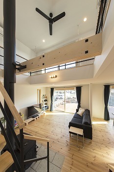 野口建設 吹き抜けと大開口に視線が抜け、抜群の開放感を感じるリビング。断熱性能の高さで一年中快適の住まいの建築実例画像7