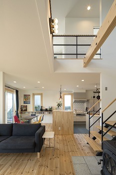 野口建設 吹き抜けと大開口に視線が抜け、抜群の開放感を感じるリビング。断熱性能の高さで一年中快適の住まいの建築実例画像8