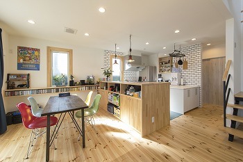 野口建設 吹き抜けと大開口に視線が抜け、抜群の開放感を感じるリビング。断熱性能の高さで一年中快適の住まいの建築実例画像9