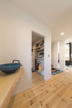 野口建設 吹き抜けと大開口に視線が抜け、抜群の開放感を感じるリビング。断熱性能の高さで一年中快適の住まいの建築実例画像10