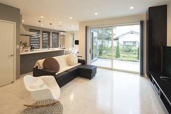 野口建設 【間取り図あり】「生活感をすべて隠して」。白を基調にモノトーンでまとめたモダンでオシャレな住まいの建築実例画像2