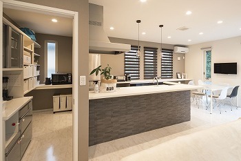 野口建設 【間取り図あり】「生活感をすべて隠して」。白を基調にモノトーンでまとめたモダンでオシャレな住まいの建築実例画像4