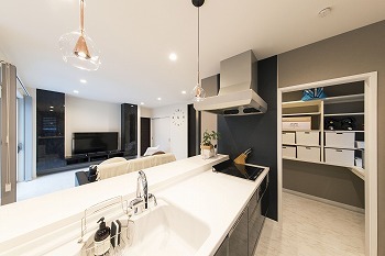 野口建設 【間取り図あり】「生活感をすべて隠して」。白を基調にモノトーンでまとめたモダンでオシャレな住まいの建築実例画像5