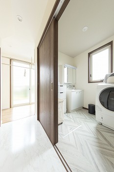 野口建設 【間取り図あり】「生活感をすべて隠して」。白を基調にモノトーンでまとめたモダンでオシャレな住まいの建築実例画像8