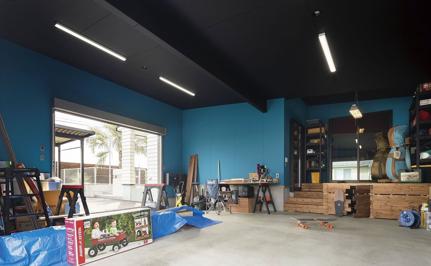 野口建設 アイアンと木のテイストが美しいおしゃれなガレージ付きの大空間の住まいの建築実例画像2