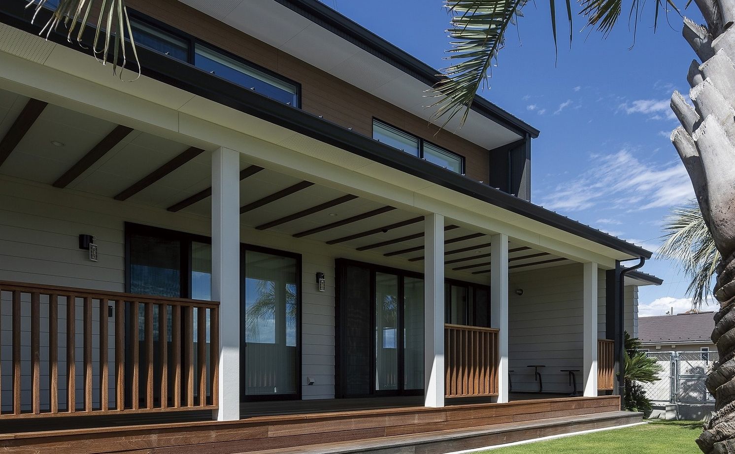 野口建設 アイアンと木のテイストが美しいおしゃれなガレージ付きの大空間の住まいの建築実例画像3