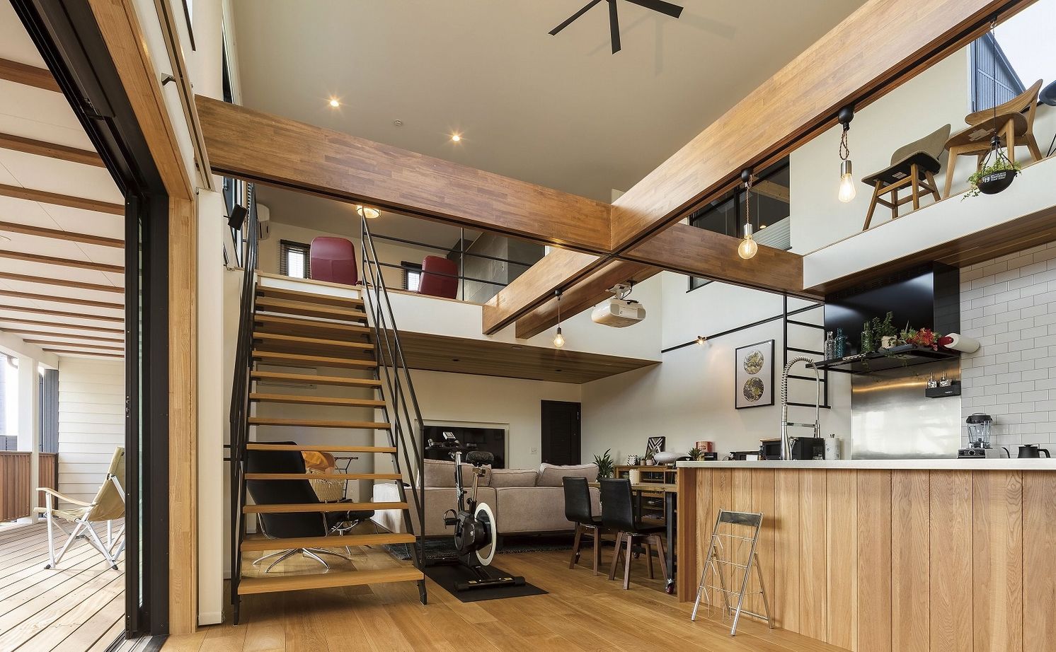 野口建設 アイアンと木のテイストが美しいおしゃれなガレージ付きの大空間の住まいの建築実例画像4