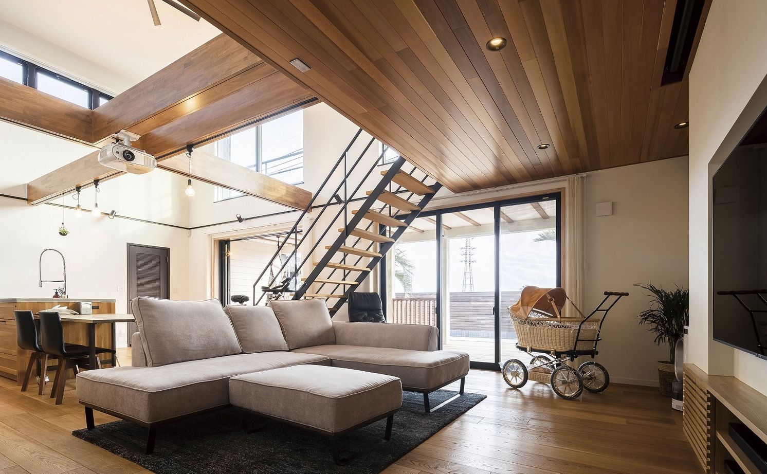 野口建設 アイアンと木のテイストが美しいおしゃれなガレージ付きの大空間の住まいの建築実例画像5