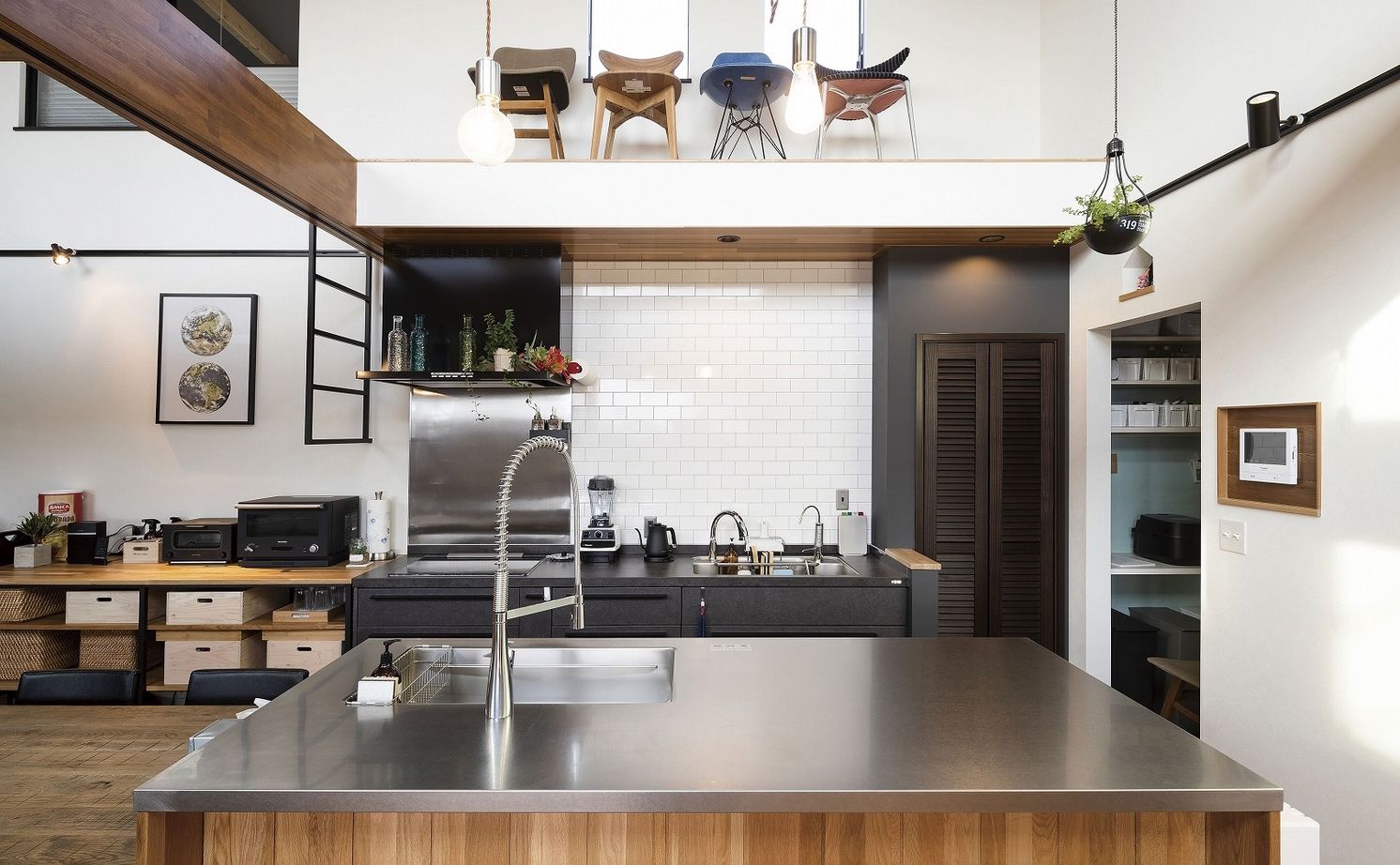 野口建設 アイアンと木のテイストが美しいおしゃれなガレージ付きの大空間の住まいの建築実例画像6