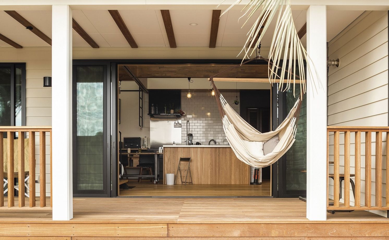 野口建設 アイアンと木のテイストが美しいおしゃれなガレージ付きの大空間の住まいの建築実例画像7