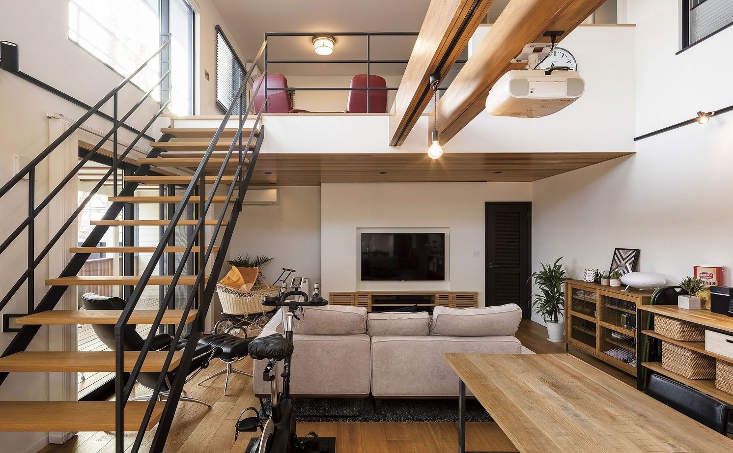 野口建設 アイアンと木のテイストが美しいおしゃれなガレージ付きの大空間の住まいの建築実例画像8