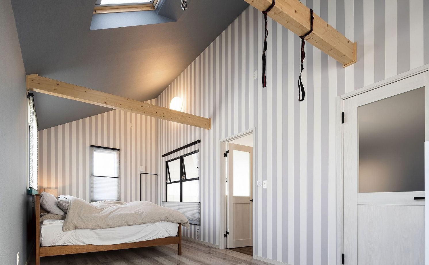 野口建設 アイアンと木のテイストが美しいおしゃれなガレージ付きの大空間の住まいの建築実例画像12