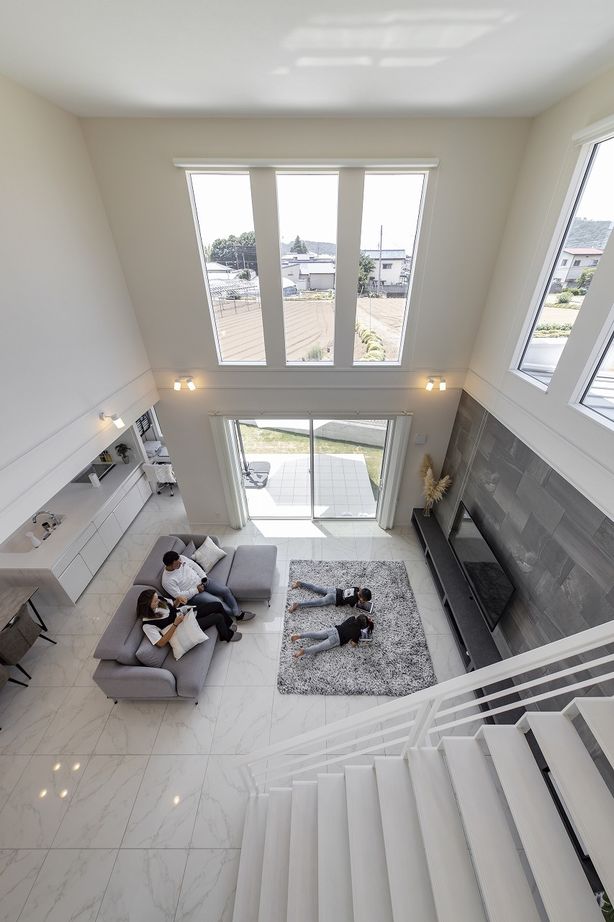 野口建設 青空に映えるスクエアの白い家。洋画に出てきそうなデザインの開放感溢れるオシャレな空間の建築実例画像2