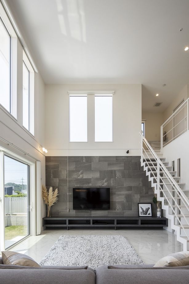 野口建設 青空に映えるスクエアの白い家。洋画に出てきそうなデザインの開放感溢れるオシャレな空間の建築実例画像3