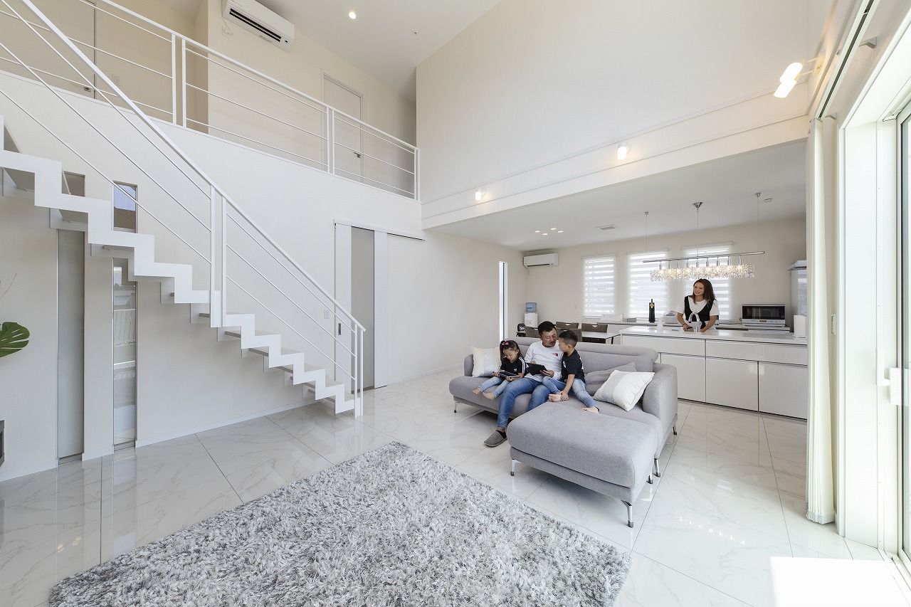 野口建設 青空に映えるスクエアの白い家。洋画に出てきそうなデザインの開放感溢れるオシャレな空間の建築実例画像4