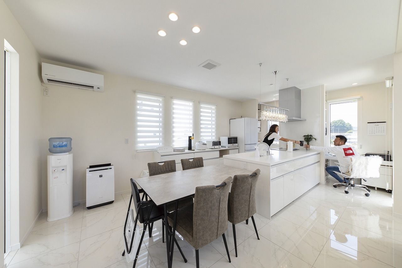 野口建設 青空に映えるスクエアの白い家。洋画に出てきそうなデザインの開放感溢れるオシャレな空間の建築実例画像5