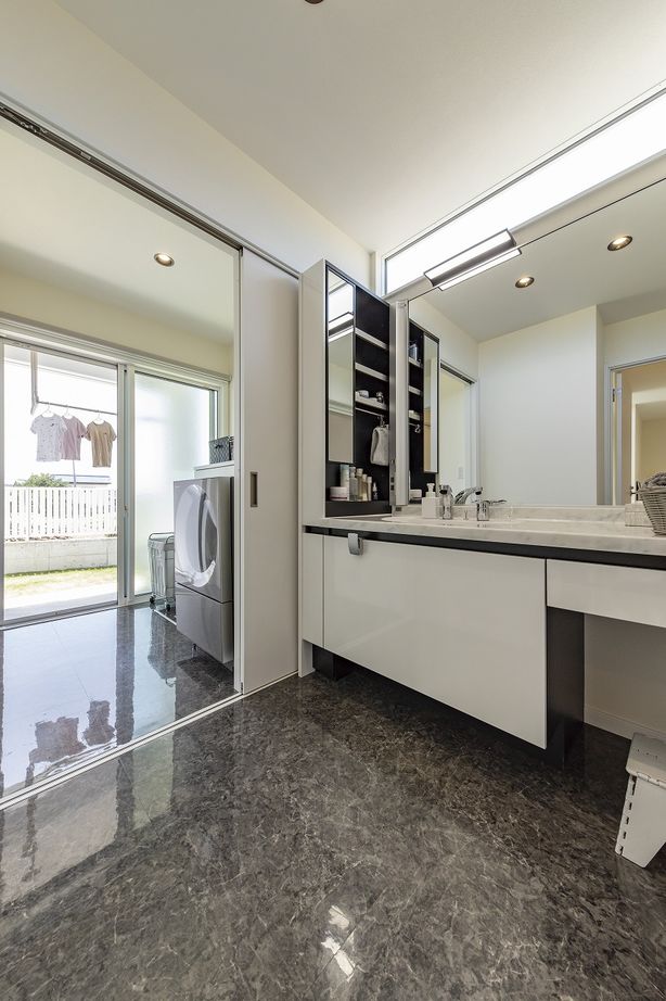 野口建設 青空に映えるスクエアの白い家。洋画に出てきそうなデザインの開放感溢れるオシャレな空間の建築実例画像7