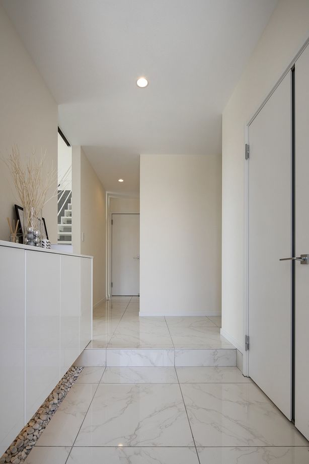 野口建設 青空に映えるスクエアの白い家。洋画に出てきそうなデザインの開放感溢れるオシャレな空間の建築実例画像8