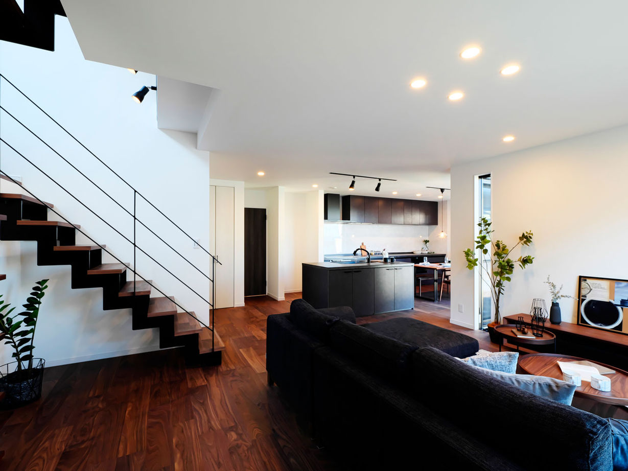 ユーロプランニング 【2000万円台/大阪府/間取り有】スタイリッシュな外観の内側は、光溢れる住み心地のいい5LDKの建築実例画像2